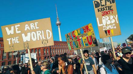 Alles so schön bunt hier? Berlin gibt sich weltstädtisch und offen, wie bei der „Unteilbar“-Demonstration im Oktober letzten Jahres. Aber im Alltag machen viele Menschen ganz andere Erfahrungen. 