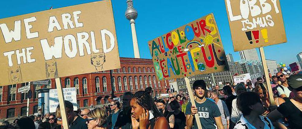 Alles so schön bunt hier? Berlin gibt sich weltstädtisch und offen, wie bei der „Unteilbar“-Demonstration im Oktober letzten Jahres. Aber im Alltag machen viele Menschen ganz andere Erfahrungen.