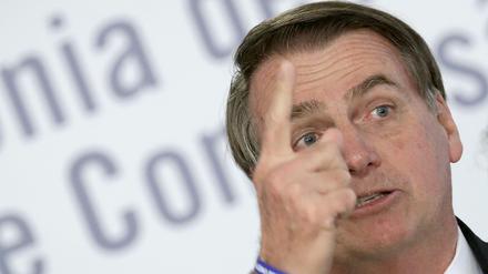  Bolsonaro hat nach dem Stopp deutscher Projekte zum Schutz des Regenwaldes Bundeskanzlerin Merkel empfohlen, das Geld daheim zu verwenden. 