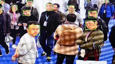 Bei einer Sicherheitsausstellung in Peking zeigt ein Hersteller, was Künstliche Intelligenz bei der Gesichtserkennung leisten kann. 