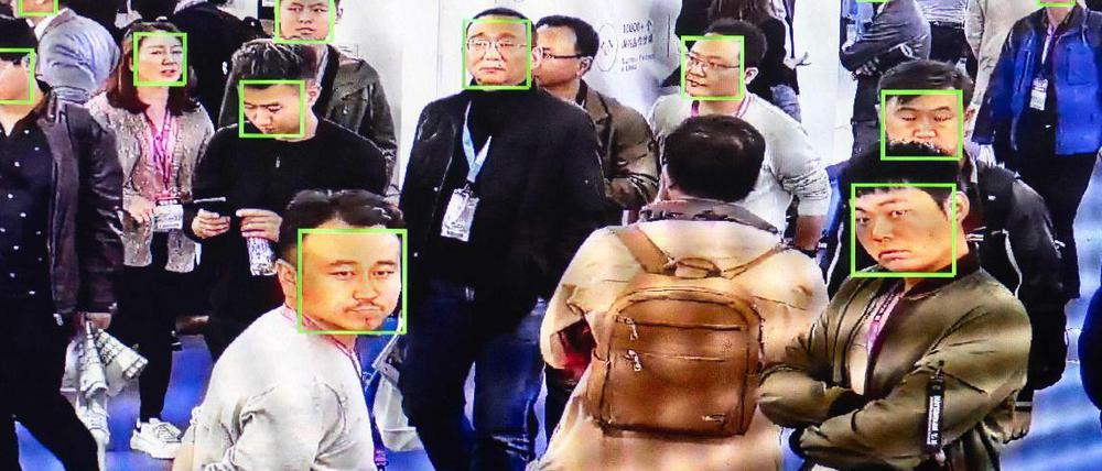 Bei einer Sicherheitsausstellung in Peking zeigt ein Hersteller, was Künstliche Intelligenz bei der Gesichtserkennung leisten kann.