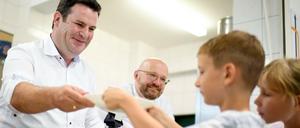 Hubertus Heil (SPD, links), Bundesminister für Arbeit und Soziales. 