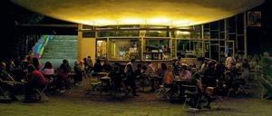 Fühlt sich modern an. Vor dem Zweiten Weltkrieg lebten die Armen im Stadtteil Powisle, heute zieht es junge Leute wegen der zahlreichen Bistros wie an der umgebauten Bahnstation hierher.