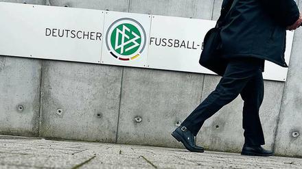 Beim DFB werde die Basis nicht mehr berücksichtigt, finden Gerd Thomas und Bernd Fiedler.