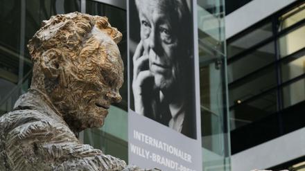 Die Skulptur von Willy Brandt in der SPD-Zentrale  