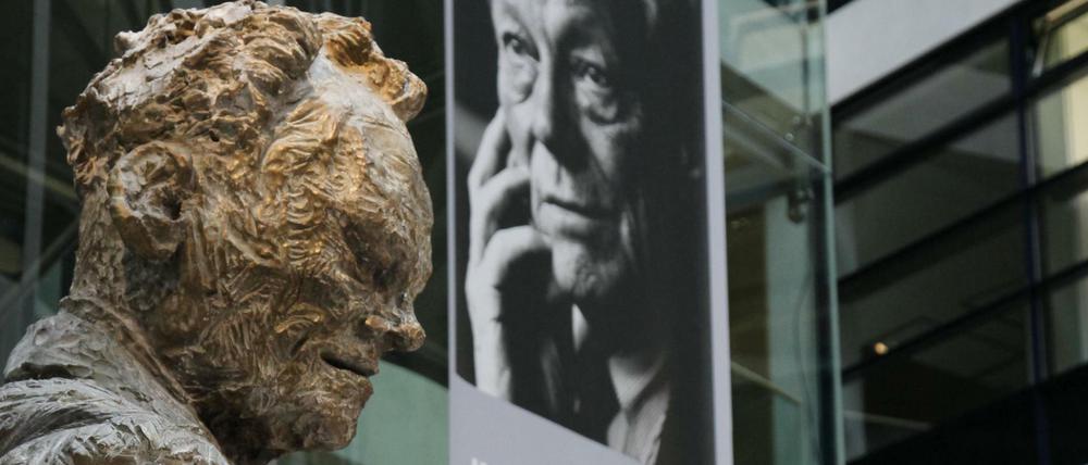 Die Skulptur von Willy Brandt in der SPD-Zentrale  