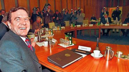 Bundeskanzler Gerhard Schröder 1998 im ehemaligen DDR-Staatsratsgebäude in Berlin.