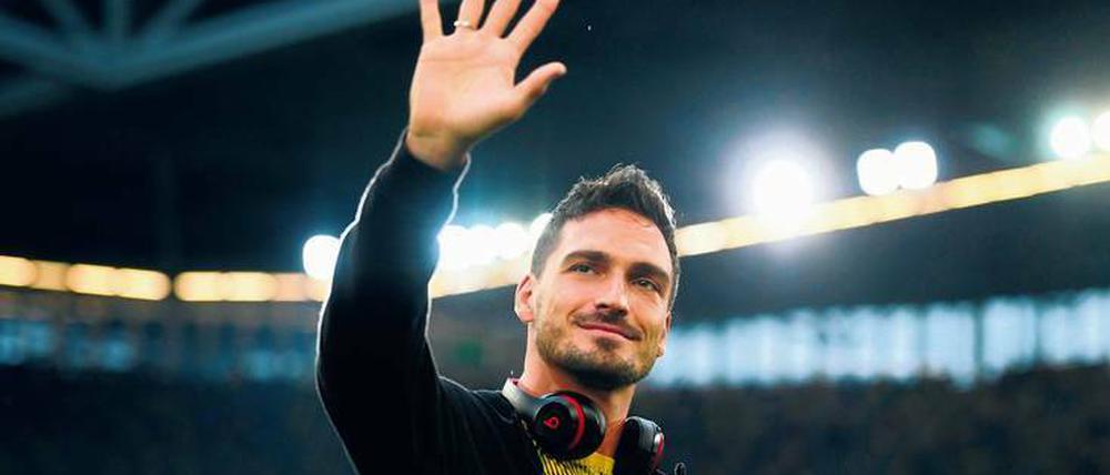Hello again. Innenverteidiger Mats Hummels ist nach drei Jahren beim FC Bayern zu Borussia Dortmund zurückgekehrt. 