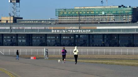 Im Flughafen Tempelhof stehen Gebäude leer. Könnten hier vorübergehend Schulplätze entstehen?