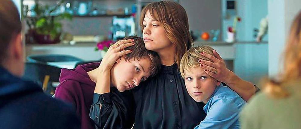 Was war mit Papa? Die beiden Söhne des Ermordeten, Viktor (Juri Sam Winkler, l.) und Valentin (Caspar Hoffmann), werden von den Kommissarinnen befragt, Mutter Katharina Benda (Britta Hammelstein) beruhigt.