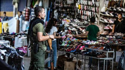 Sicherheitsmann in Kamishli. In der Stadt in der Rojava genannten kurdischen Autonomiezone, bereiten sie sich auf einen türkischen Angriff vor.