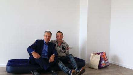 Thomas Ruckwärts (re.) lebte monatelang in einer Wohnungslosenunterkunft. Dregger besuchte ihn in seiner neuen Wohnung in Spandau.