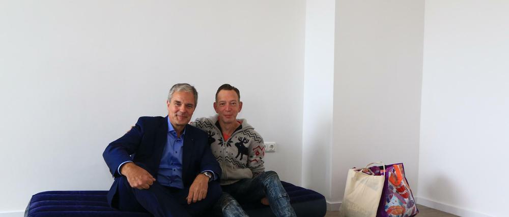 Thomas Ruckwärts (re.) lebte monatelang in einer Wohnungslosenunterkunft. Dregger besuchte ihn in seiner neuen Wohnung in Spandau.