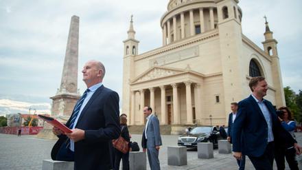 Dietmar Woidke (l), Ministerpräsident und Spitzenkandidat der SPD Brandenburg, in Potsdam. 