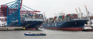 Containerschiffe sind am Containerterminal Burchardkai (CTB,l), und Eurogate (r) im Hamburger Hafen zu sehen.