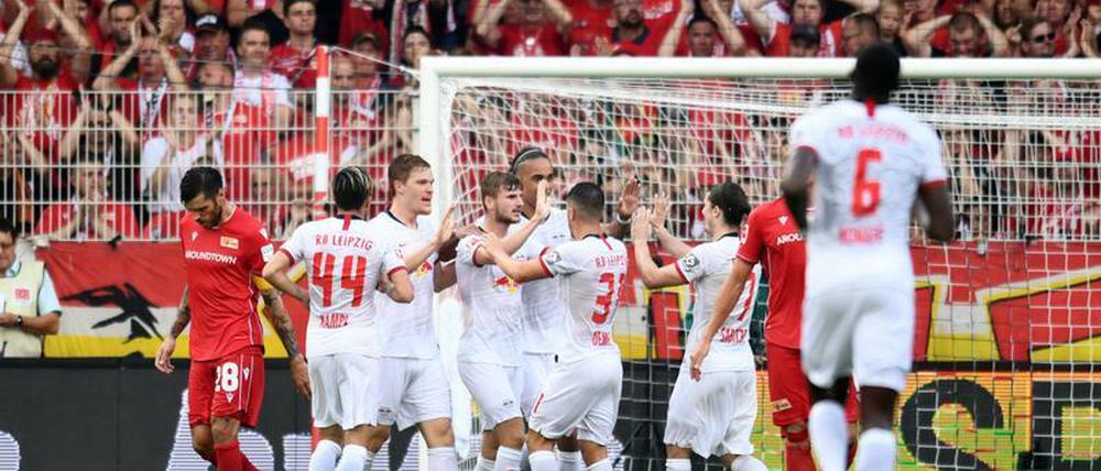 Leipzig jubelt, Union ist ziemlich bedröppelt - zumindest die Spieler auf dem durchweichten Platz.