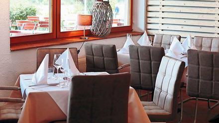 Blick auf das weitläufige Reitergelände, schöne Terrasse, alpine Küche mit Anspruch: Das Almrausch in Hohen Neuendorf