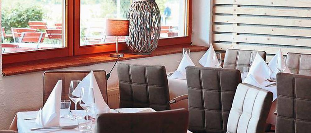 Blick auf das weitläufige Reitergelände, schöne Terrasse, alpine Küche mit Anspruch: Das Almrausch in Hohen Neuendorf