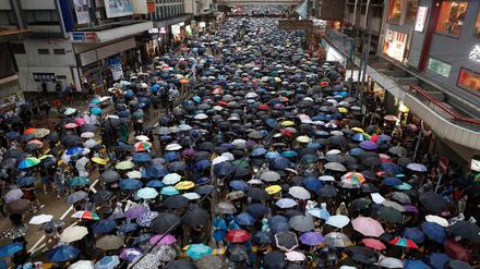 Protest im Regen: Hunderttausende demonstrieren in Hongkong. 