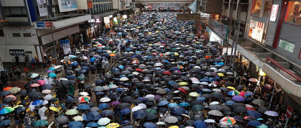 Protest im Regen: Hunderttausende demonstrieren in Hongkong.