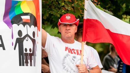 Ein Demonstrant protestiert im zentralpolnischen Plock gegen eine Gay-Pride-Kundgebung.