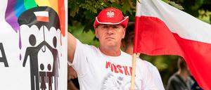 Ein Demonstrant protestiert im zentralpolnischen Plock gegen eine Gay-Pride-Kundgebung.