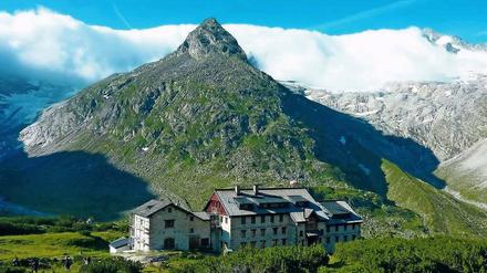 Die Berliner Hütte. Traumziel märkischer Alpinisten, im Hintergrund der Hornkees.