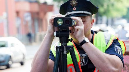 Zum Schulbeginn führte die Polizei stadtweit Kontrollen vor Schulen durch.