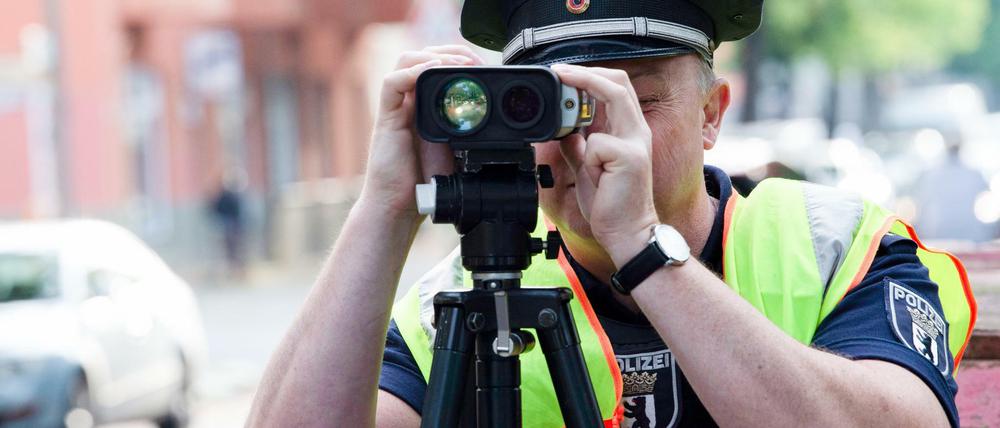 Zum Schulbeginn führte die Polizei stadtweit Kontrollen vor Schulen durch.