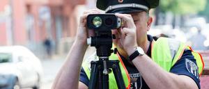 Zum Schulbeginn führte die Polizei stadtweit Kontrollen vor Schulen durch.