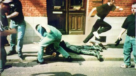 1998 hatte sich Christopher R. bei Ausschreitungen während der Fußball-Weltmeisterschaft beteiligt und dabei den französischen Polizisten Daniel Nivel attackiert.
