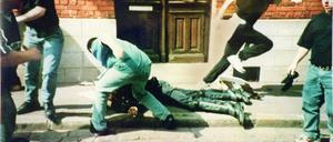 1998 hatte sich Christopher R. bei Ausschreitungen während der Fußball-Weltmeisterschaft beteiligt und dabei den französischen Polizisten Daniel Nivel attackiert.