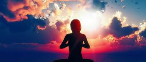Entspannt im Hier und Jetzt. Vor allem fit für die Zukunft als Arbeitnehmer. Yoga bei Sonnenuntergang.