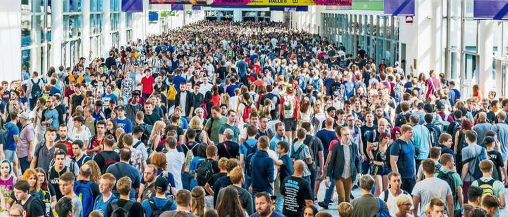 Massenveranstaltung. Die Gamescom gehört weltweit zu den größten Events rund um digitale Spiele. Auch im letzten Jahr war sie gut besucht. Bis Samstagabend werden auf der Messe um die 370 000 Besucher erwartet, für Freitag und Samstag sind die Tickets bereits ausverkauft. 