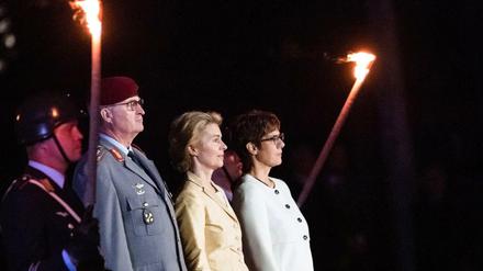 Abschied: Ursula von der Leyen (CDU, 2.v.r.), Annegret Kramp-Karrenbauer (CDU, r) und und General Eberhard Zorn