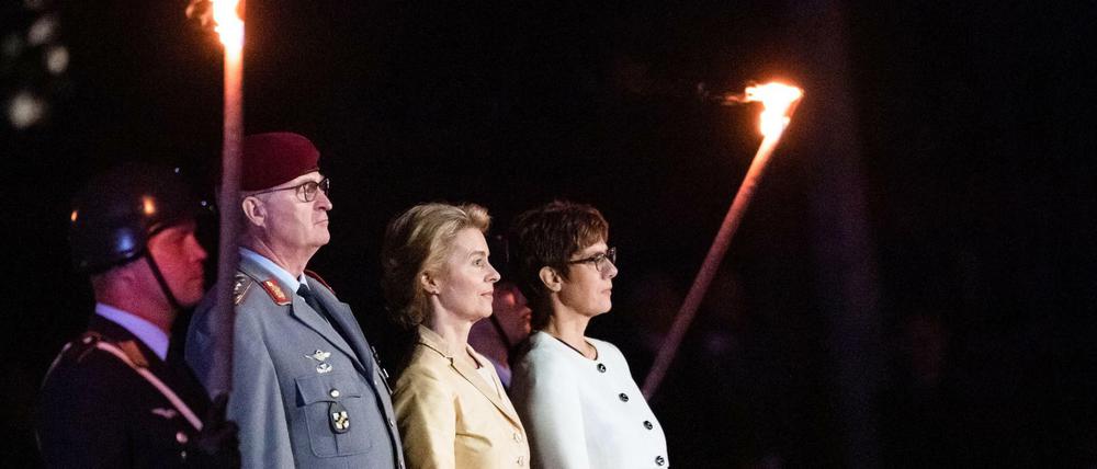 Abschied: Ursula von der Leyen (CDU, 2.v.r.), Annegret Kramp-Karrenbauer (CDU, r) und und General Eberhard Zorn