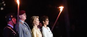 Abschied: Ursula von der Leyen (CDU, 2.v.r.), Annegret Kramp-Karrenbauer (CDU, r) und und General Eberhard Zorn