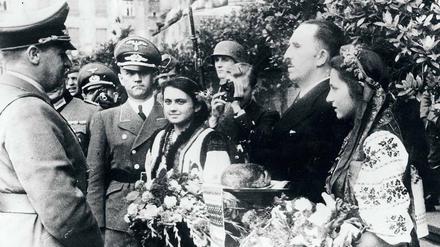 Lemberg/Lwów, am 1. August 1941. Der Bürgermeister von Lemberg Jurij Poljanskyj (Mitte) begrüßt Hans Frank, den Generalgouverneur für die besetzten polnischen Gebiete (links).