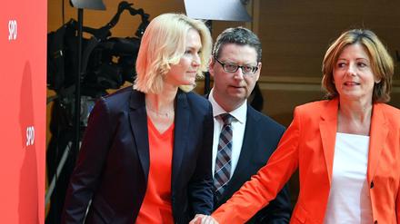 Kommissarisches Trio: Manuela Schwesig (l), Ministerpräsidentin von Mecklenburg-Vorpommern, Malu Dreyer (r), Ministerpräsidentin von Rheinland-Pfalz, und Thorsten Schäfer-Gümbel, SPD-Vorsitzender in Hessen.