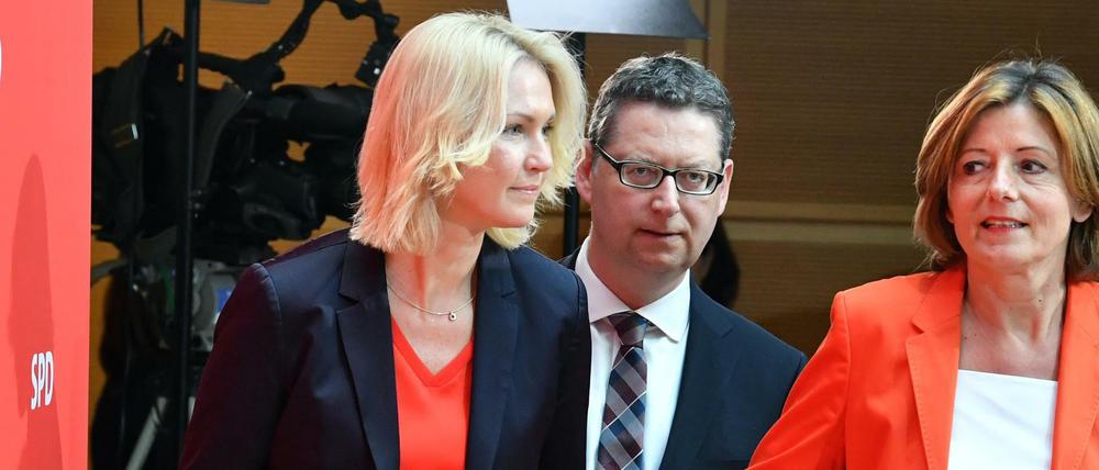 Kommissarisches Trio: Manuela Schwesig (l), Ministerpräsidentin von Mecklenburg-Vorpommern, Malu Dreyer (r), Ministerpräsidentin von Rheinland-Pfalz, und Thorsten Schäfer-Gümbel, SPD-Vorsitzender in Hessen.