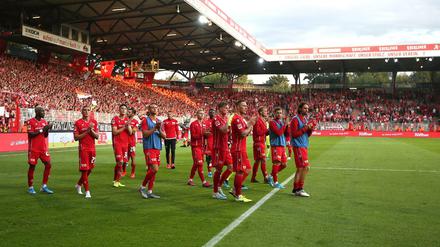 Wo ein 0:4 gefeiert wird. Die Spieler des 1. FC Union sind geknickt, die Fans bauen sie wieder auf.