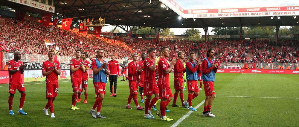 Wo ein 0:4 gefeiert wird. Die Spieler des 1. FC Union sind geknickt, die Fans bauen sie wieder auf.