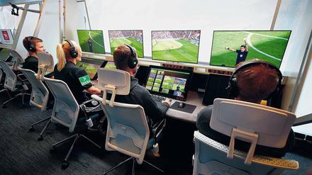 Alle Viere. Für jedes Spiel der Bundesliga und der Zweiten Liga sind jeweils zwei Videoassistenten und zwei technische Helfer im Einsatz.