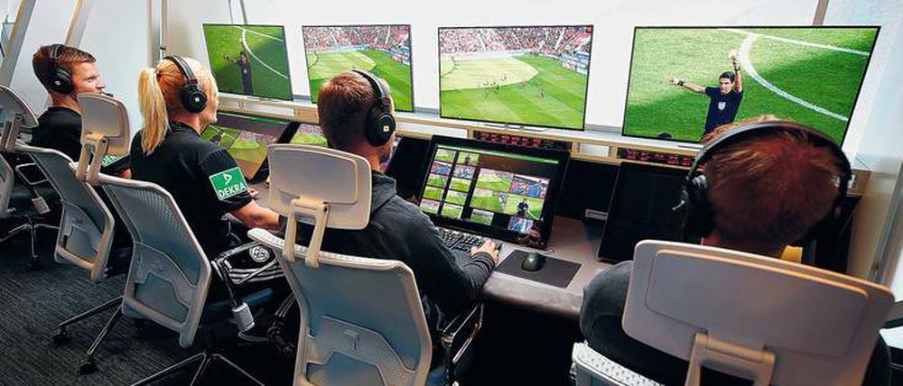 Alle Viere. Für jedes Spiel der Bundesliga und der Zweiten Liga sind jeweils zwei Videoassistenten und zwei technische Helfer im Einsatz.