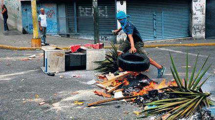 Flammender Protest. Brennende Barrikaden gegen Präsident Maduro in Caracas.