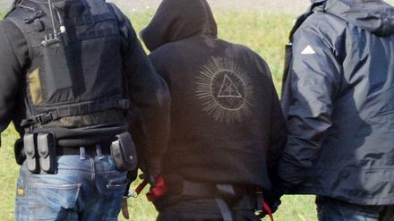 Spezialkräfte der GSG 9 nehmen Neonazi fest (Symbolbild). 