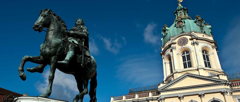 Im Schloss Charlottenburg, wo einst Kurfürsten und Könige feierten, vergnügte man sich am Samstagabend ganz demokratisch. 