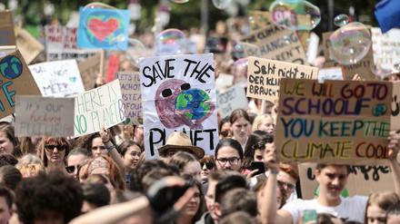 Schüler mit Protestplakaten während einer Fridays-for-Future-Demo in Berlin