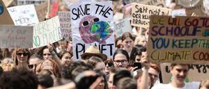 Schüler mit Protestplakaten während einer Fridays-for-Future-Demo in Berlin