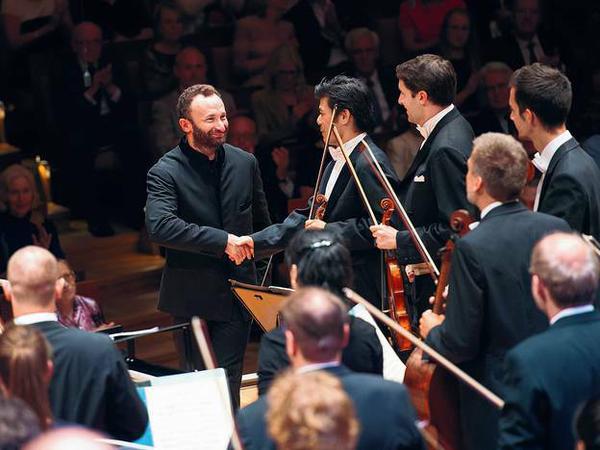 Deutsch-russische Freundschaft. Kirill Petrenko bedankt sich bei Konzertmeister Daishin Kashimoto, stellvertretend für das ganze Ensemble.